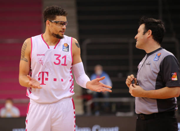 场增添了精 场增添了精